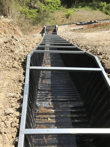 残土処理場 小段排水〈角型U字溝1000，1200〉 | 施工事例 | 鳥居化成